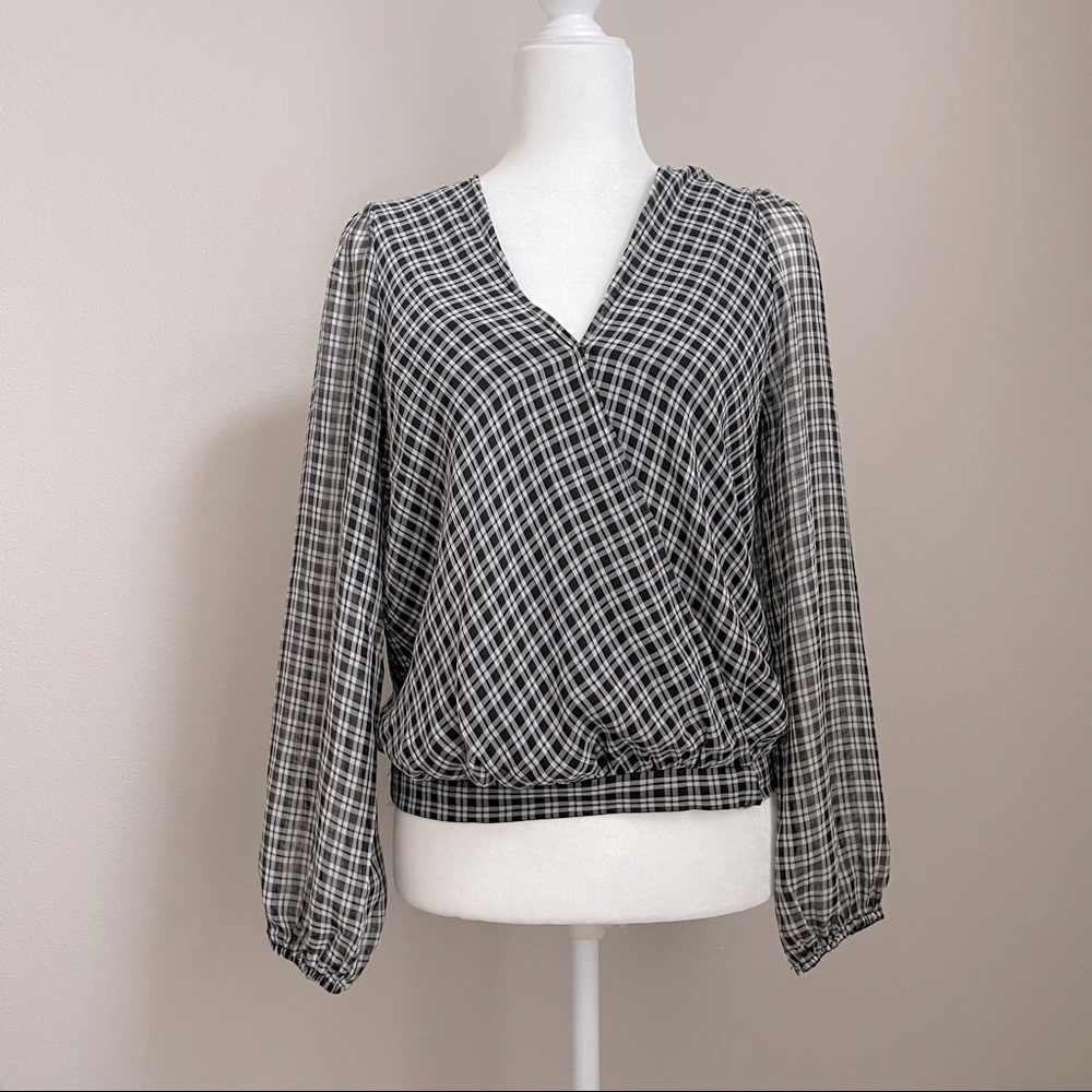 🌹 Francesca’s Black and White Stripe blouse Size Medium